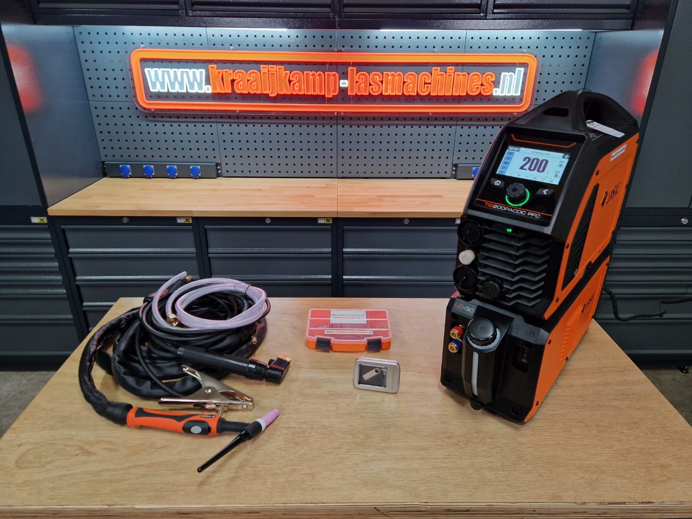 Jasic met geavanceerd LCD SCHERM EVO TIG200P PFC AC/DC PULSE 230v watergekoeld inclusief slangenpakket!
