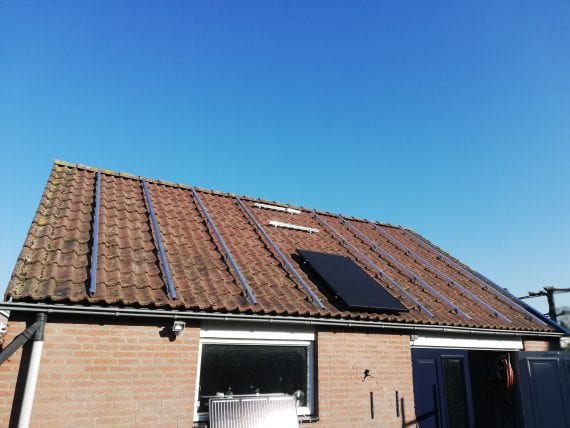 Zonnepanelen op een schuin dak monteren
