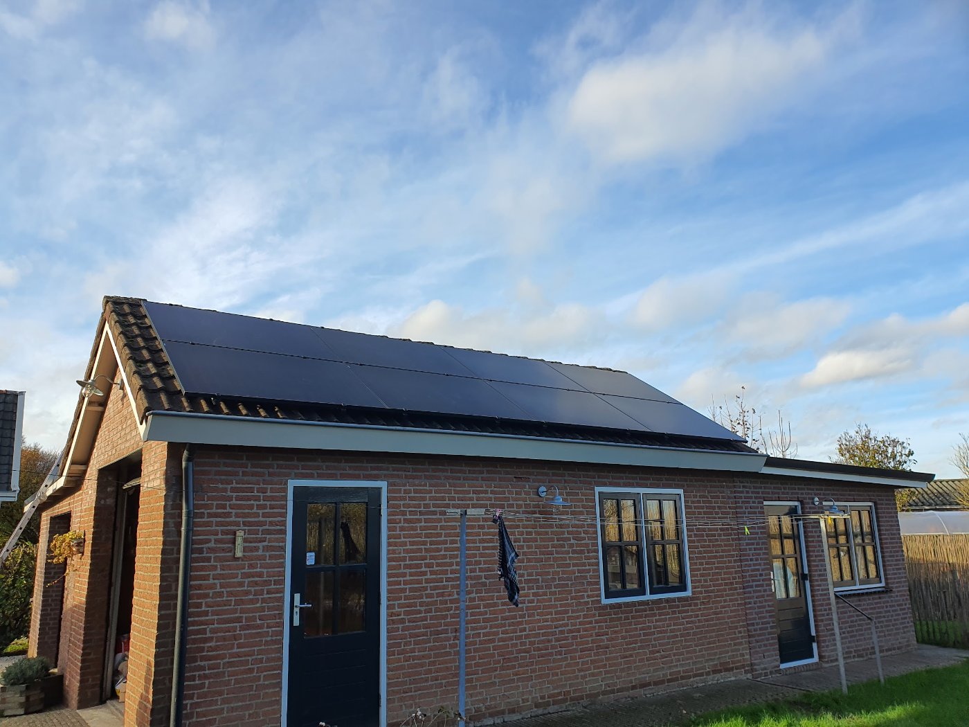 Zonnepanelen op een schuin dak monteren