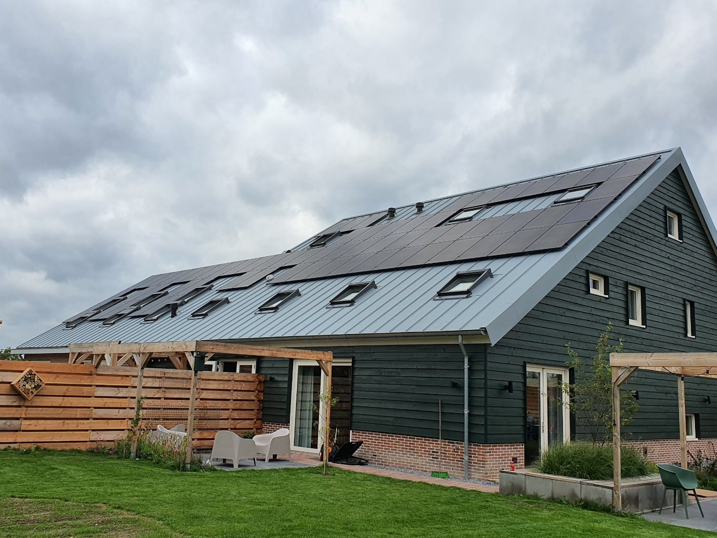 Zonnepanelen op een schuin dak monteren