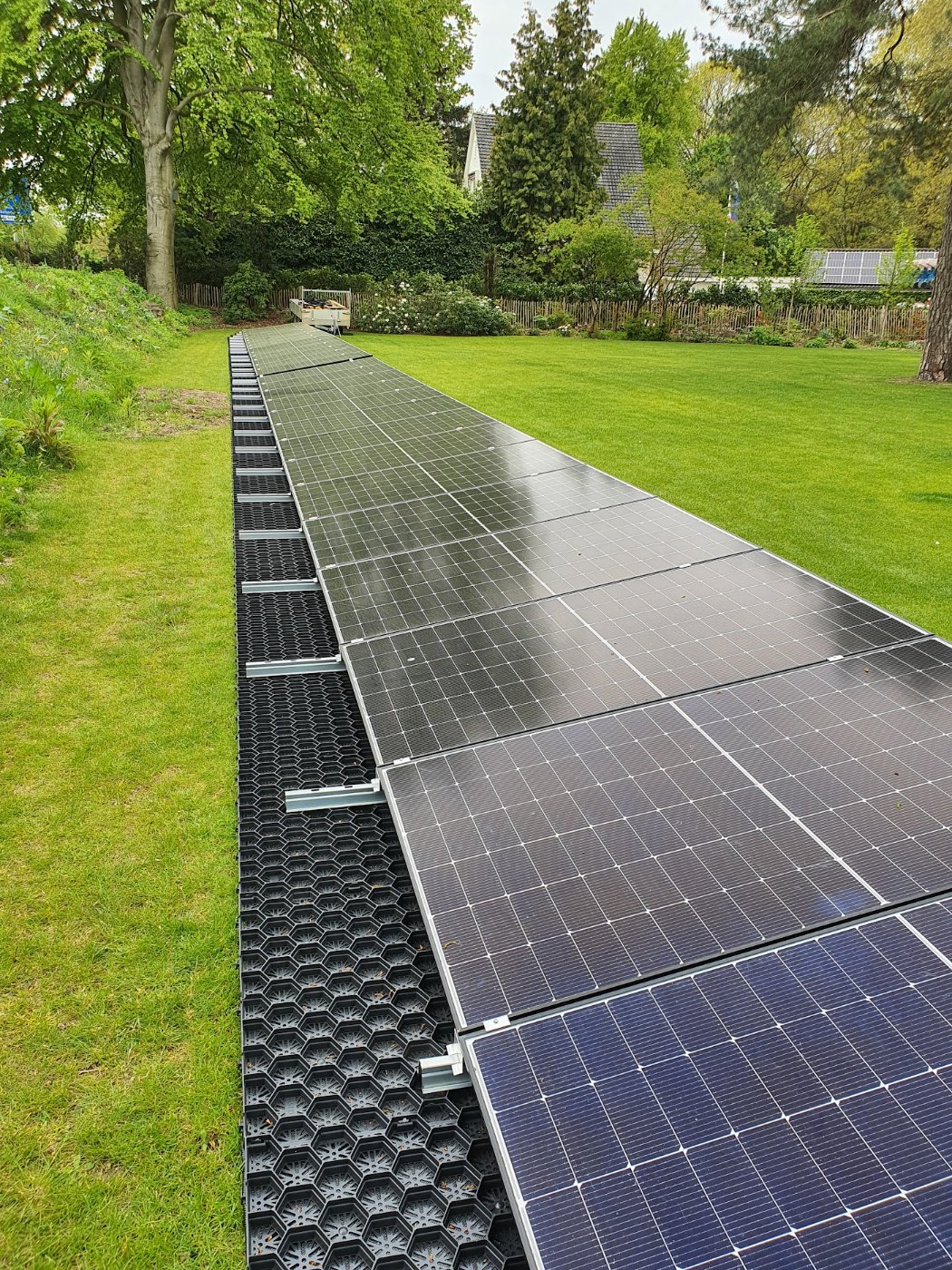 Zonnepanelen op de grond monteren