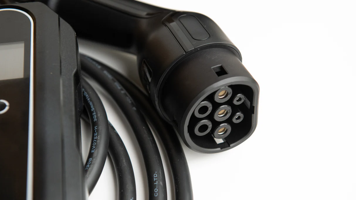 Mobiele thuisladers vs vaste laadpalen: Wat is beter voor jou?