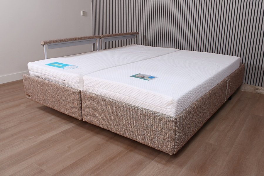 Hoog-laag bed QQQ1159 Tweepersoons zorg-verpleeg bed King RICHARD II CAR 2 x 90 x 220 Geheel opnieuw gestoffeerd!