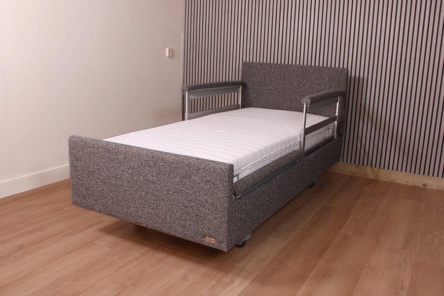 Hoog-laag bed qqq1178 Gereviseerde King Arthur Est. 90 cm. breed 1 persoons zorg-verpleeg bed. OM SNEL IN HUIS TE HEBBEN. Extra voordelig!