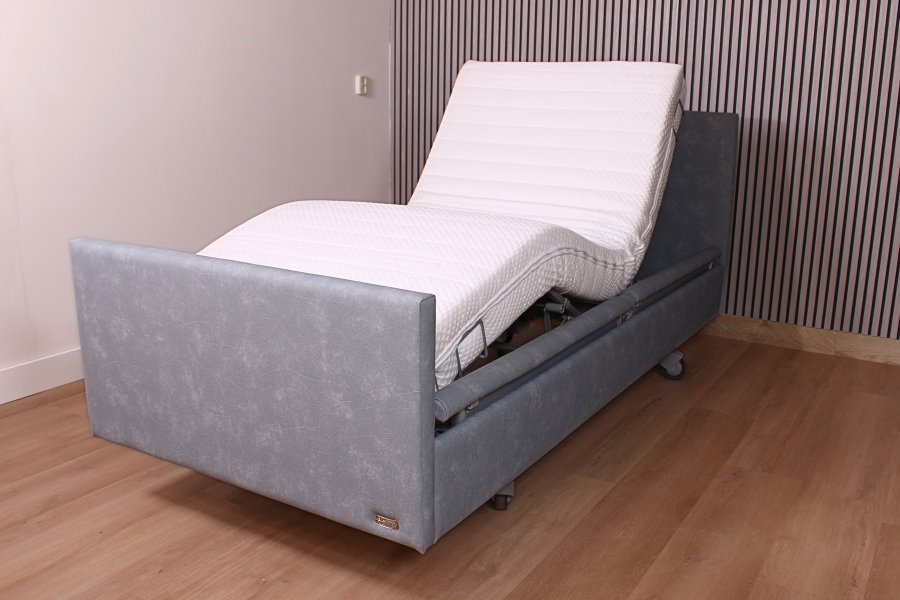 Hoog-laag bed qqq1179 Gereviseerde King Arthur Est. 90 cm. breed 1 persoons zorg-verpleeg bed. OM SNEL IN HUIS TE HEBBEN. Extra voordelig!