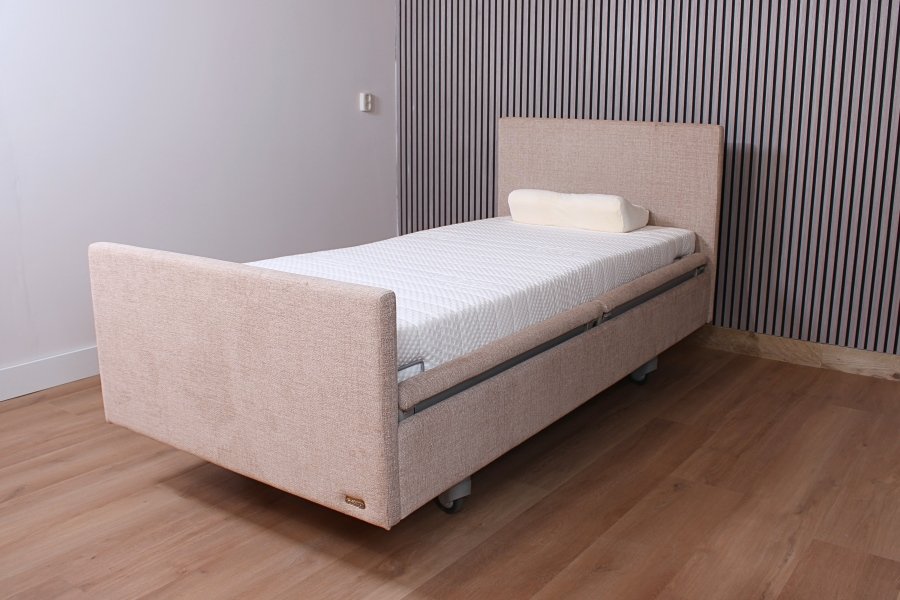 Hoog-laag bed qqq1177 Gereviseerde King Arthur Est. 90 cm. breed 1 persoons zorg-verpleeg bed. OM SNEL IN HUIS TE HEBBEN. Extra voordelig!